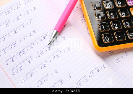 Livre d'or avec formules mathématiques, calculatrice et stylo, gros plan Banque D'Images