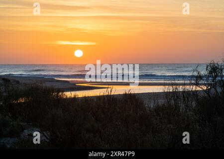 Coucher de soleil sur la plage à Manta Rota Portugal Banque D'Images