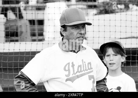 Manager Italie, Ambrossionie, Championnats du monde de baseball 1986, 21-07-1986, Whizgle Dutch News : des images historiques sur mesure pour l'avenir. Explorez le passé néerlandais avec des perspectives modernes grâce à des images d'agences néerlandaises. Concilier les événements d'hier avec les perspectives de demain. Embarquez pour un voyage intemporel avec des histoires qui façonnent notre avenir. Banque D'Images