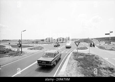 Traversée de Zilk, routes, construction de routes, plantation de routes, 29-06-1972, Whizgle Dutch News : des images historiques sur mesure pour l'avenir. Explorez le passé néerlandais avec des perspectives modernes grâce à des images d'agences néerlandaises. Concilier les événements d'hier avec les perspectives de demain. Embarquez pour un voyage intemporel avec des histoires qui façonnent notre avenir. Banque D'Images