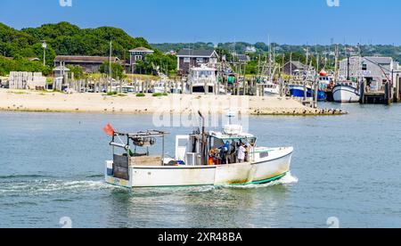 Bateau de pêche commerciale, Leona retournant au port de Montauk après une journée de pêche Banque D'Images