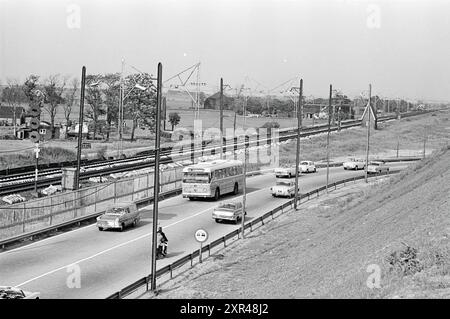 Train et bus Haarlem - Amsterdam, Noord Zuid Hollandse Vervoersmaatschappij N.V., NZ, 11-06-1964, Whizgle Dutch News : des images historiques sur mesure pour l'avenir. Explorez le passé néerlandais avec des perspectives modernes grâce à des images d'agences néerlandaises. Concilier les événements d'hier avec les perspectives de demain. Embarquez pour un voyage intemporel avec des histoires qui façonnent notre avenir. Banque D'Images