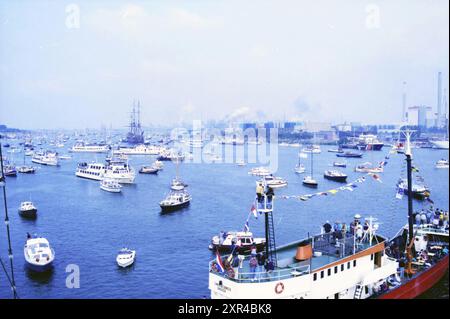 Sail Amsterdam 1990 navires dans le canal de la mer du Nord, Whizgle Dutch News : images historiques adaptées pour l'avenir. Explorez le passé néerlandais avec des perspectives modernes grâce à des images d'agences néerlandaises. Concilier les événements d'hier avec les perspectives de demain. Embarquez pour un voyage intemporel avec des histoires qui façonnent notre avenir. Banque D'Images