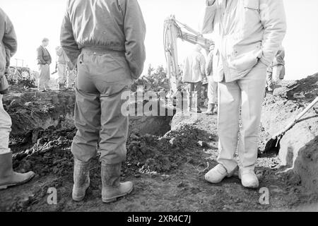 Excavation des avions de la seconde Guerre mondiale de Kaag, de Kaag, 09-10-1992, Whizgle Dutch News : des images historiques sur mesure pour l'avenir. Explorez le passé néerlandais avec des perspectives modernes grâce à des images d'agences néerlandaises. Concilier les événements d'hier avec les perspectives de demain. Embarquez pour un voyage intemporel avec des histoires qui façonnent notre avenir. Banque D'Images