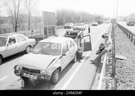 Accident de la circulation. Collision entre Duck et Renault sur l'autoroute, 00-04-1984, Whizgle Dutch News : images historiques sur mesure pour l'avenir. Explorez le passé néerlandais avec des perspectives modernes grâce à des images d'agences néerlandaises. Concilier les événements d'hier avec les perspectives de demain. Embarquez pour un voyage intemporel avec des histoires qui façonnent notre avenir. Banque D'Images