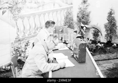 Exposition d'inspection d'oiseaux à Vleeshal, oiseaux, Haarlem, Grote Markt, pays-Bas, 06-11-1963, Whizgle Dutch News : des images historiques sur mesure pour l'avenir. Explorez le passé néerlandais avec des perspectives modernes grâce à des images d'agences néerlandaises. Concilier les événements d'hier avec les perspectives de demain. Embarquez pour un voyage intemporel avec des histoires qui façonnent notre avenir. Banque D'Images
