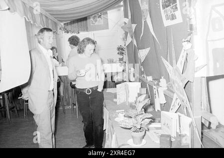 Stands dans le centre communautaire., stands, 25-05-1974, Whizgle Dutch News : images historiques sur mesure pour l'avenir. Explorez le passé néerlandais avec des perspectives modernes grâce à des images d'agences néerlandaises. Concilier les événements d'hier avec les perspectives de demain. Embarquez pour un voyage intemporel avec des histoires qui façonnent notre avenir. Banque D'Images