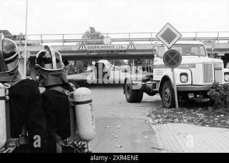 Pompiers sur camion-citerne, coincé sous le viaduc de Julianalaan, Overveen, Julianalaan, 16-10-1978, Whizgle Dutch News : images historiques sur mesure pour l'avenir. Explorez le passé néerlandais avec des perspectives modernes grâce à des images d'agences néerlandaises. Concilier les événements d'hier avec les perspectives de demain. Embarquez pour un voyage intemporel avec des histoires qui façonnent notre avenir. Banque D'Images