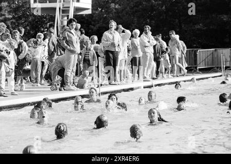 Quatre jours de natation, IJm., IJmuiden, pays-Bas, 04-07-1993, Whizgle Dutch News : des images historiques sur mesure pour l'avenir. Explorez le passé néerlandais avec des perspectives modernes grâce à des images d'agences néerlandaises. Concilier les événements d'hier avec les perspectives de demain. Embarquez pour un voyage intemporel avec des histoires qui façonnent notre avenir. Banque D'Images