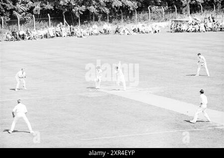 Red White - HCC II, Cricket, 19-08-1962, Whizgle Dutch News : des images historiques sur mesure pour l'avenir. Explorez le passé néerlandais avec des perspectives modernes grâce à des images d'agences néerlandaises. Concilier les événements d'hier avec les perspectives de demain. Embarquez pour un voyage intemporel avec des histoires qui façonnent notre avenir. Banque D'Images