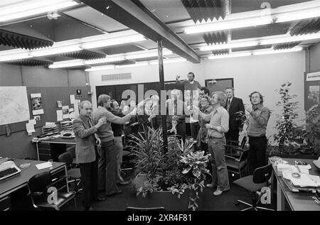 Adieu Mr. Wetzelaar sur IJmuider courant, People Newspaper and magazines, 03-12-1976, Whizgle Dutch News : images historiques adaptées pour l'avenir. Explorez le passé néerlandais avec des perspectives modernes grâce à des images d'agences néerlandaises. Concilier les événements d'hier avec les perspectives de demain. Embarquez pour un voyage intemporel avec des histoires qui façonnent notre avenir. Banque D'Images