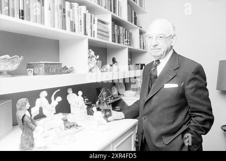 Mr. Van Zanden et sa collection d'art, Heemstede, pays-Bas, 00-01-1979, Whizgle Dutch News : images historiques sur mesure pour l'avenir. Explorez le passé néerlandais avec des perspectives modernes grâce à des images d'agences néerlandaises. Concilier les événements d'hier avec les perspectives de demain. Embarquez pour un voyage intemporel avec des histoires qui façonnent notre avenir. Banque D'Images