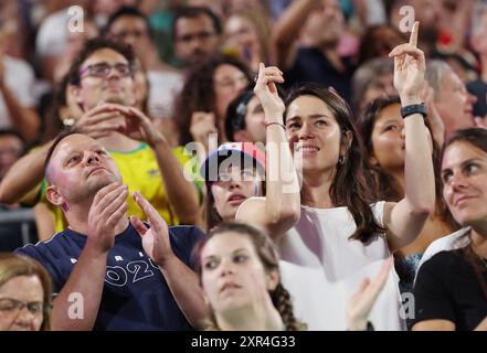 Paris, France. 8 août 2024. Geste des spectateurs lors de la demi-finale masculine de Beach volley aux Jeux Olympiques de Paris 2024 à Paris, France, 8 août 2024. Crédit : Huang Zongzhi/Xinhua/Alamy Live News Banque D'Images