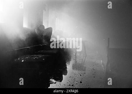 Arosa Sun, Houseboat], IJmuiden, film1,2,3, feux, pompiers, 09-04-1963, Whizgle Dutch News : des images historiques sur mesure pour l'avenir. Explorez le passé néerlandais avec des perspectives modernes grâce à des images d'agences néerlandaises. Concilier les événements d'hier avec les perspectives de demain. Embarquez pour un voyage intemporel avec des histoires qui façonnent notre avenir. Banque D'Images