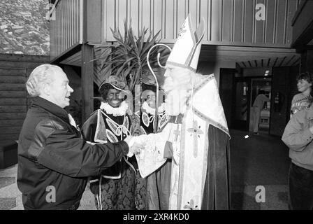 Sinterklaas on the Haarlems Dagblad, Haarlems Dagblad etc. and IJmuider courant and Koeri, présente Nicolaas, Sinterklaas, 02-12-1987, Whizgle Dutch News : Historical images sur mesure pour le futur. Explorez le passé néerlandais avec des perspectives modernes grâce à des images d'agences néerlandaises. Concilier les événements d'hier avec les perspectives de demain. Embarquez pour un voyage intemporel avec des histoires qui façonnent notre avenir. Banque D'Images