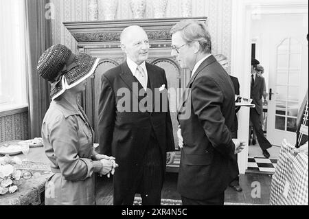 Adieu au maire Nawijn Gem. Zandvoort, Maires, 30-06-1977, Whizgle Dutch News : images historiques sur mesure pour l'avenir. Explorez le passé néerlandais avec des perspectives modernes grâce à des images d'agences néerlandaises. Concilier les événements d'hier avec les perspectives de demain. Embarquez pour un voyage intemporel avec des histoires qui façonnent notre avenir. Banque D'Images