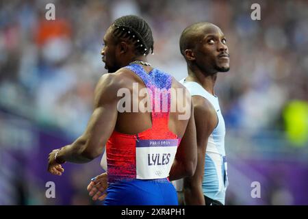 Paris, France. 08 août 2024. Letsile Tebobo, du Botswana, à droite, regarde devant Noah Lyles, des États-Unis, après avoir participé à la finale du 200 m masculin au stade de France à Paris, en France, le jeudi 8 août 2024. Tebobo remporte la médaille d'or. Lyles a contracté le COVID-19 aux Jeux olympiques d'été, a réussi à gagner le bronze dans la finale du 200 mètres et envisage de ne pas courir dans le prochain relais 4x100 mètres, a-t-il déclaré jeudi. Photo de Paul Hanna/UPI. Crédit : UPI/Alamy Live News Banque D'Images