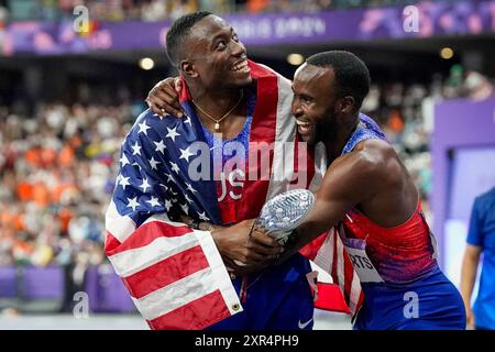 Paris, France. 08 août 2024. Grant Holloway, à gauche, de Team USA, célèbre avec Daniel Roberts de Team USA après avoir remporté les médailles d'or et d'argent dans la finale du 110 m haies masculin à la compétition d'athlétisme des Jeux Olympiques de Paris 2024 au stade de France à Paris, France, le jeudi 8 août 2024. Rasheed Broadbell, de Jamaïque, a gagné le bronze. Photo de Paul Hanna/UPI crédit : UPI/Alamy Live News Banque D'Images