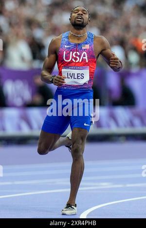 Paris, France. 08 août 2024. Noah Lyles de Team USA franchit la ligne d'arrivée à la troisième place de la finale du 200 m masculin au stade de France à Paris, France, le jeudi 8 août 2024. Letsile Tebobo, du Botswana, a terminé premier et Kenneth Bednarek, des É.-U., a terminé deuxième. Lyles a contracté le COVID-19 aux Jeux olympiques d'été, a réussi à gagner le bronze dans la finale du 200 mètres et envisage de ne pas courir dans le prochain relais 4x100 mètres, a-t-il déclaré jeudi. Photo de Paul Hanna/UPI crédit : UPI/Alamy Live News Banque D'Images