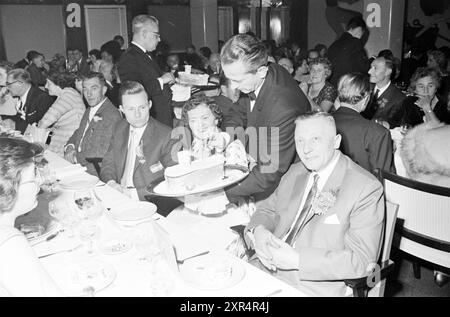 Fête 40 ans Holland West Africa Line, Hôtel Bouwes, Bouwes Zandvoort, Parties, 04-11-1960, Whizgle Dutch News : des images historiques sur mesure pour l'avenir. Explorez le passé néerlandais avec des perspectives modernes grâce à des images d'agences néerlandaises. Concilier les événements d'hier avec les perspectives de demain. Embarquez pour un voyage intemporel avec des histoires qui façonnent notre avenir. Banque D'Images