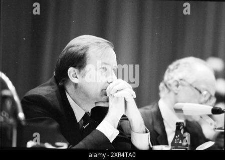 Hoesch Siegerlandwerke Annual Meeting, l'ordre du jour était la clôture d'Estel, le partenariat entre Hoesch et Hoogovens à IJmuiden, Dortmund, Allemagne, 16-11-1982, Whizgle Dutch News : images historiques adaptées pour l'avenir. Explorez le passé néerlandais avec des perspectives modernes grâce à des images d'agences néerlandaises. Concilier les événements d'hier avec les perspectives de demain. Embarquez pour un voyage intemporel avec des histoires qui façonnent notre avenir. Banque D'Images