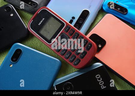 Terengganu, Malaisie - 24 août 2024 : gros plan de divers téléphones de marque comme huawei, google, iphone, realme, samsung et d'autres sur fond vert Banque D'Images