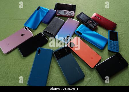 Terengganu, Malaisie - 24 août 2024 : gros plan de divers téléphones de marque comme huawei, google, iphone, realme, samsung et d'autres sur fond vert Banque D'Images