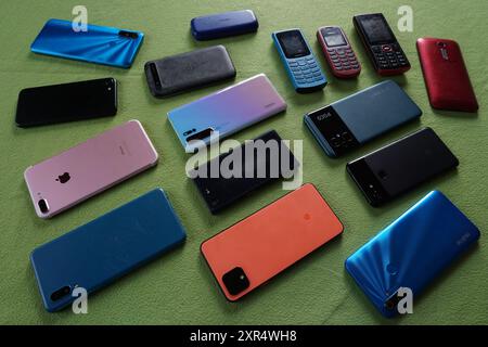 Terengganu, Malaisie - 24 août 2024 : gros plan de divers téléphones de marque comme huawei, google, iphone, realme, samsung et d'autres sur fond vert Banque D'Images