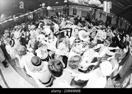 Carnaval à Noordwijkerhout, Carnaval, 22-02-1971, Whizgle Dutch News : des images historiques sur mesure pour l'avenir. Explorez le passé néerlandais avec des perspectives modernes grâce à des images d'agences néerlandaises. Concilier les événements d'hier avec les perspectives de demain. Embarquez pour un voyage intemporel avec des histoires qui façonnent notre avenir. Banque D'Images