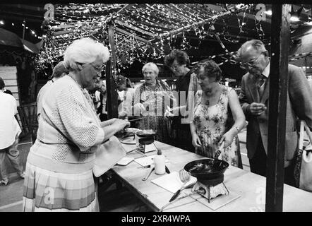 Employés du sondage Stuif Beijneshal, sondage Stuif, Haarlem, pays-Bas, 26-07-1986, Whizgle Dutch News : des images historiques sur mesure pour l'avenir. Explorez le passé néerlandais avec des perspectives modernes grâce à des images d'agences néerlandaises. Concilier les événements d'hier avec les perspectives de demain. Embarquez pour un voyage intemporel avec des histoires qui façonnent notre avenir. Banque D'Images