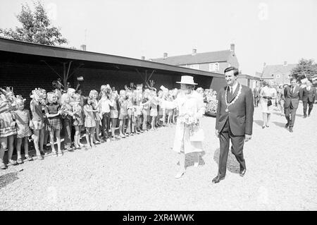 Princesse Beatrix à Nieuw-Vennep, réceptions royales et visites royales, 23-08-1973, Whizgle Dutch News : images historiques sur mesure pour l'avenir. Explorez le passé néerlandais avec des perspectives modernes grâce à des images d'agences néerlandaises. Concilier les événements d'hier avec les perspectives de demain. Embarquez pour un voyage intemporel avec des histoires qui façonnent notre avenir. Banque D'Images