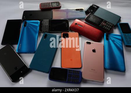 Terengganu, Malaisie - 24 août 2024 : divers téléphones de marque comme huawei, google, iphone, realme, samsung et d'autres sur fond isolé. Banque D'Images