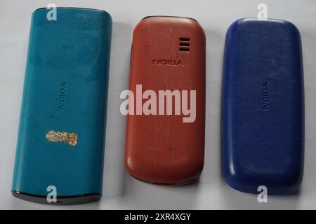Terengganu, Malaisie - 24 août 2024 : gros plan de divers téléphones nokia à clavier sur fond isolé. Panneau arrière téléphones nokia à clavier. Banque D'Images