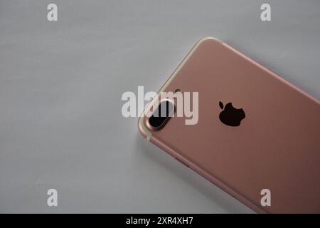Terengganu, Malaisie - 24 août 2024 : gros plan du panneau arrière Apple iphone 7 plus sur fond isolé. Pomme rose iphone 7. Banque D'Images