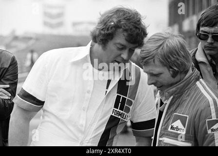 Course automobile sur le circuit de Zandvoort avec Michael Bleekemolen et Gijs van Lennep, Haarlem, Burgemeester van Alphenstraat, pays-Bas, Whizgle Dutch News : des images historiques sur mesure pour l'avenir. Explorez le passé néerlandais avec des perspectives modernes grâce à des images d'agences néerlandaises. Concilier les événements d'hier avec les perspectives de demain. Embarquez pour un voyage intemporel avec des histoires qui façonnent notre avenir. Banque D'Images