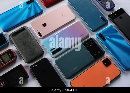 Terengganu, Malaisie - 24 août 2024 : divers téléphones de marque comme huawei, google, iphone, realme, samsung et d'autres sur fond isolé. Banque D'Images
