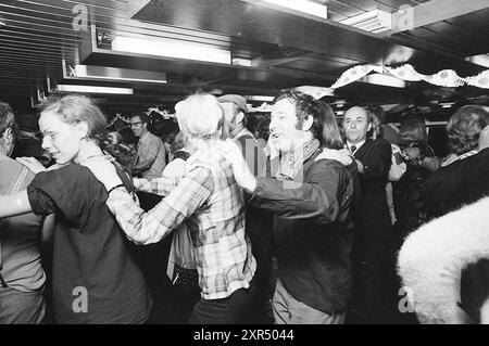 Faites la fête dans un club de cartes, Whizgle Dutch News : des images historiques sur mesure pour l'avenir. Explorez le passé néerlandais avec des perspectives modernes grâce à des images d'agences néerlandaises. Concilier les événements d'hier avec les perspectives de demain. Embarquez pour un voyage intemporel avec des histoires qui façonnent notre avenir. Banque D'Images