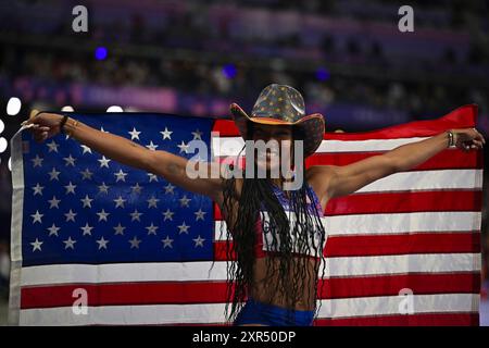 SAINT-DENIS, PA - 08.08.2024 : JEUX OLYMPIQUES DE PARIS - Jeux Olympiques de PARIS 2024 - Athlétisme - L'américaine Tara Davis-Woodhall célèbre la victoire d'or au saut en longueur au stade de France le 8 août 2024 à Paris, France. (Photo : Pedro Vilela/Fotoarena) Banque D'Images