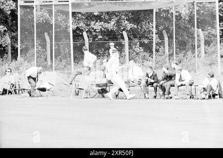 Red White - HCC II, Cricket, 19-08-1962, Whizgle Dutch News : des images historiques sur mesure pour l'avenir. Explorez le passé néerlandais avec des perspectives modernes grâce à des images d'agences néerlandaises. Concilier les événements d'hier avec les perspectives de demain. Embarquez pour un voyage intemporel avec des histoires qui façonnent notre avenir. Banque D'Images