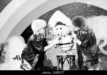 Programme télévisé AVRO avec deux chanteurs, Whizgle Dutch News : images historiques adaptées à l'avenir. Explorez le passé néerlandais avec des perspectives modernes grâce à des images d'agences néerlandaises. Concilier les événements d'hier avec les perspectives de demain. Embarquez pour un voyage intemporel avec des histoires qui façonnent notre avenir. Banque D'Images