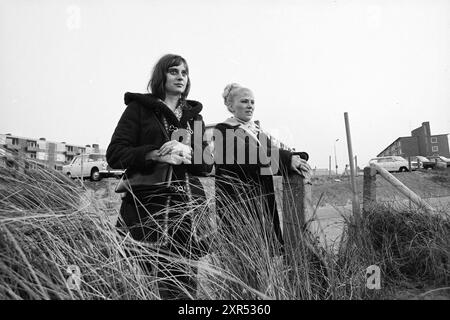 Deux femmes sur le boulevard, Zandvoort, Boulevard Barnaart, 00-00-1972, Whizgle Dutch News : des images historiques sur mesure pour l'avenir. Explorez le passé néerlandais avec des perspectives modernes grâce à des images d'agences néerlandaises. Concilier les événements d'hier avec les perspectives de demain. Embarquez pour un voyage intemporel avec des histoires qui façonnent notre avenir. Banque D'Images