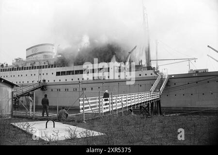 Arosa Sun, Houseboat], IJmuiden, film1,2,3, feux, pompiers, 09-04-1963, Whizgle Dutch News : des images historiques sur mesure pour l'avenir. Explorez le passé néerlandais avec des perspectives modernes grâce à des images d'agences néerlandaises. Concilier les événements d'hier avec les perspectives de demain. Embarquez pour un voyage intemporel avec des histoires qui façonnent notre avenir. Banque D'Images