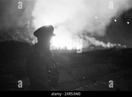 Service de sécurité sur les rondes nocturnes, Hoogovens, 08-06-1961, Whizgle Dutch News : images historiques sur mesure pour l'avenir. Explorez le passé néerlandais avec des perspectives modernes grâce à des images d'agences néerlandaises. Concilier les événements d'hier avec les perspectives de demain. Embarquez pour un voyage intemporel avec des histoires qui façonnent notre avenir. Banque D'Images