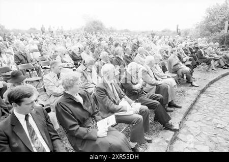 Ex-prisonnier politique avec Korthals Altes, cimetière honoraire, cimetière honoraire, Overveen, 10-05-1988, Whizgle Dutch News : des images historiques sur mesure pour l'avenir. Explorez le passé néerlandais avec des perspectives modernes grâce à des images d'agences néerlandaises. Concilier les événements d'hier avec les perspectives de demain. Embarquez pour un voyage intemporel avec des histoires qui façonnent notre avenir. Banque D'Images