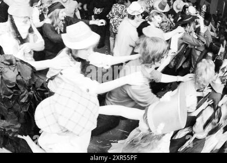 Carnaval à Noordwijkerhout, Carnaval, 22-02-1971, Whizgle Dutch News : des images historiques sur mesure pour l'avenir. Explorez le passé néerlandais avec des perspectives modernes grâce à des images d'agences néerlandaises. Concilier les événements d'hier avec les perspectives de demain. Embarquez pour un voyage intemporel avec des histoires qui façonnent notre avenir. Banque D'Images