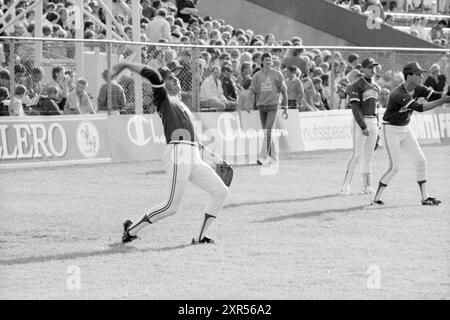 Championnats du monde de baseball 1986 nombre de joueurs de l'équipe néerlandaise de baseball en position de frappe et de lancer, Haarlem, pays-Bas, 19-07-1986, Whizgle Dutch News : images historiques adaptées pour l'avenir. Explorez le passé néerlandais avec des perspectives modernes grâce à des images d'agences néerlandaises. Concilier les événements d'hier avec les perspectives de demain. Embarquez pour un voyage intemporel avec des histoires qui façonnent notre avenir. Banque D'Images