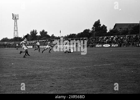 Football, Haarlem, pays-Bas, 00-00-1964, Whizgle Dutch News : des images historiques sur mesure pour l'avenir. Explorez le passé néerlandais avec des perspectives modernes grâce à des images d'agences néerlandaises. Concilier les événements d'hier avec les perspectives de demain. Embarquez pour un voyage intemporel avec des histoires qui façonnent notre avenir. Banque D'Images