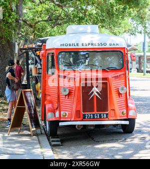 NOUVELLE-ORLÉANS, LOUISIANE, États-Unis - 25 MAI 2024 : vue de face du client servi au petit Rouge Mobile Espresso Bar sur South Carrollton Avenue Banque D'Images