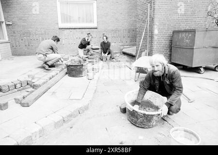Les parents construisent une école Rudolf Steiner School Schalkwijk, Ecoles, Haarlem, pays-Bas, 24-03-1990, Whizgle Dutch News : des images historiques sur mesure pour l'avenir. Explorez le passé néerlandais avec des perspectives modernes grâce à des images d'agences néerlandaises. Concilier les événements d'hier avec les perspectives de demain. Embarquez pour un voyage intemporel avec des histoires qui façonnent notre avenir. Banque D'Images