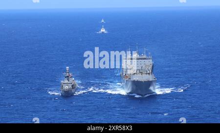 Frégate de la marine chilienne CNS Almirante Condell (FF-06), gauche, cargo sec et munitions de classe Lewis et Clark USNS Washington Chambers (T-AKE 11), droite, frégate de la marine indonésienne KRI R.E. Martadinata (331), centre, et LE BRAS DE frégate de la marine mexicaine Benito Juárez (F 101), de retour, vapeur en formation tout en se préparant à une reconstitution en mer lors de l'exercice Rim of the Pacific (RIMPAC) 2024, 21 juillet. Vingt-neuf pays, 40 navires de surface, trois sous-marins, 14 forces terrestres nationales, plus de 150 avions et 25 000 membres du personnel participent au RIMPAC dans et autour des îles Hawaï, du 27 juin au 1er août Banque D'Images